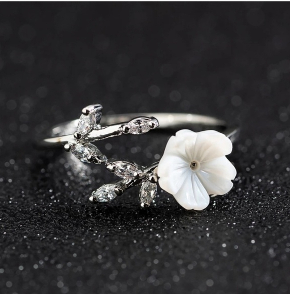 Elegant Silver Floral Ring